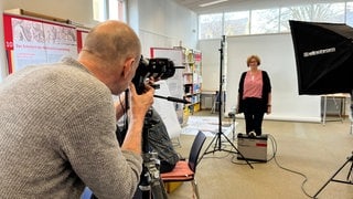 Fotograf Thomas Brenner hat in der Pfalzbibliothek Kaiserslautern eine Fotoaktion für Demokratie gemacht, daran konnten sich Ehrenamtliche beteiligen.