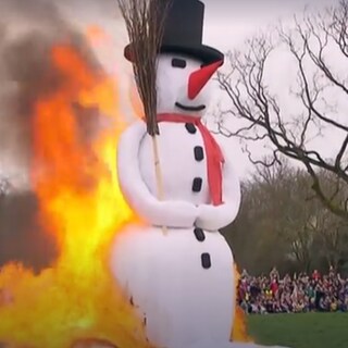 Ein Schneemann aus Holz und Pappmaschee wird verbrannt.