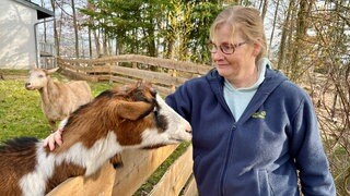 Auszeit bei den Ziegen: Birgit Strauß ist froh, dass sie sich vor zwei Jahren für ein Leben als Kinderdorfmutter in Eisenberg entschieden hat.