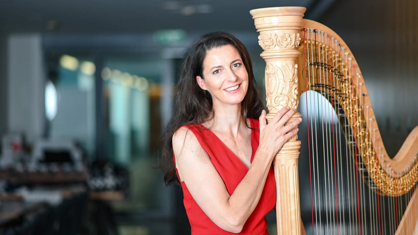 Die Harfinistin und Buchautorin Silke Aichhorn mit ihrer Harfe
