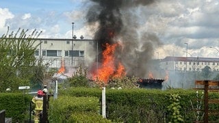 Eine Gartenlaube ist in einer Kleingartenanlage in der Entersweilerstraße in Kaiserslautern vollständig abgebrannt. Die Polizei schließt nicht aus, dass es sich um Brandstiftung handeln könnte.