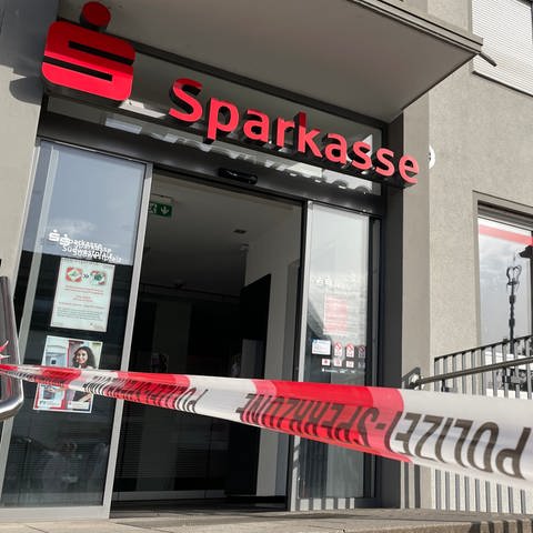 In einer Bankfiliale in Contwig in der Südwestpfalz wurden in der Nacht auf Dienstag zwei Geldautomaten aufgebrochen. Vermutlich wurde versucht, sie zu sprengen.