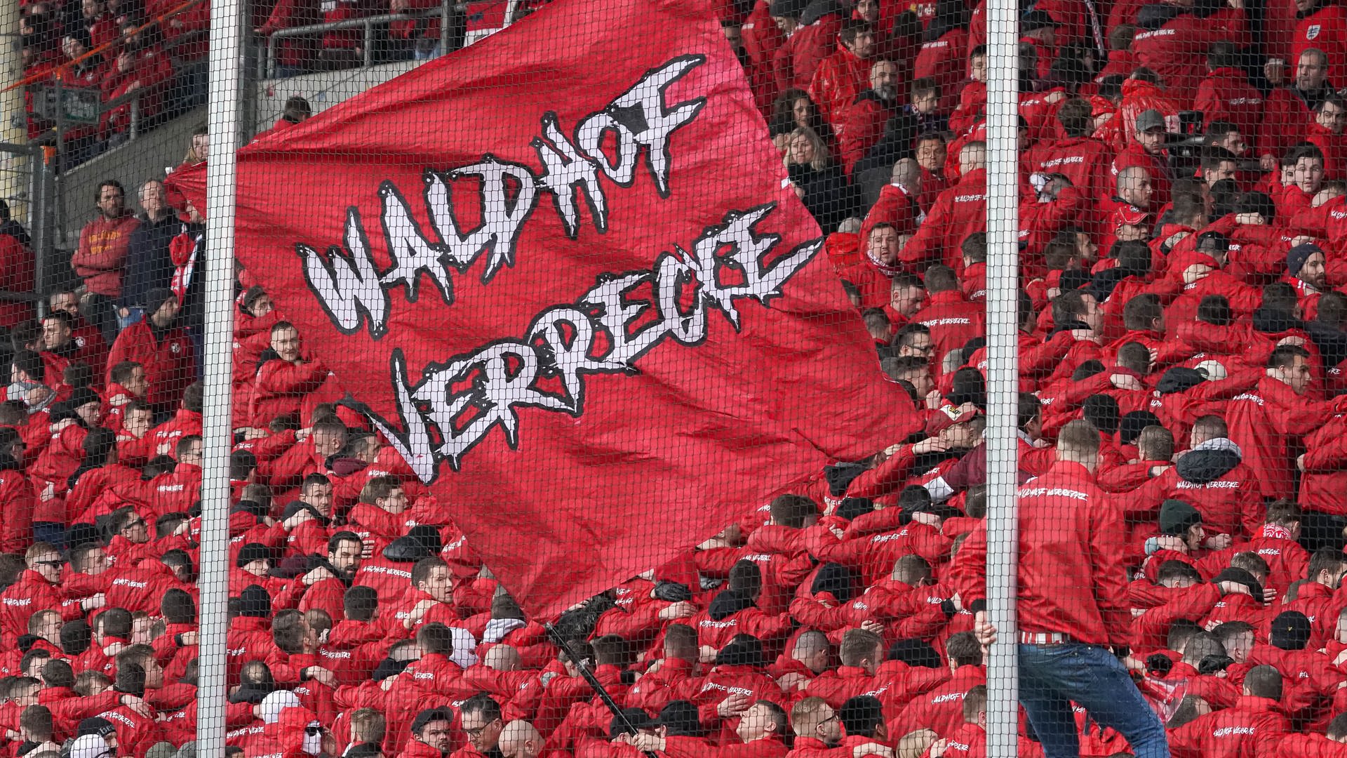 FCK-Fans greifen Anhänger von Waldhof Mannheim an