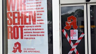 Protestschild in Apotheke - Apotheker im Westen der Pfalz fürchten Schließungen