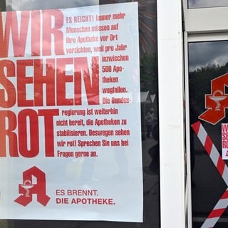 Protestschild in Apotheke - Apotheker im Westen der Pfalz fürchten Schließungen