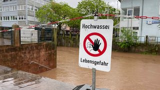 Der Schwarzbach in Zweibrücken hat bereits erste Stufen "verschlungen".