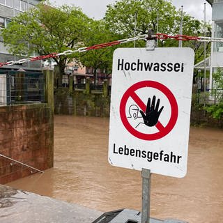 Der Schwarzbach in Zweibrücken hat bereits erste Stufen "verschlungen".