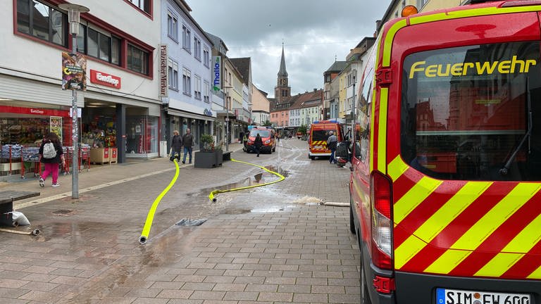 Die Feuerwehr ist in Zweibrücken an vielen Orten im Einsatz - zum Beispiel in der Fußgängerzone.