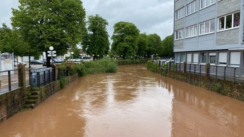 In Zweibrücken hat der Schwarzbach Hochwasser.