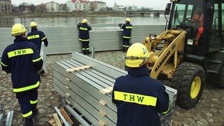 Uni Kaiserslautern forscht und lehrt zu Schutz vor Hochwasser - Mann hängt an Schutzwand zur Ahr