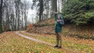 Biologin Stefanie Czaja von der Forschungsgruppe Waldökologie an der Forschungsanstalt für Waldökologie und Forstwirtschaft in Trippstadt erforscht, wie Feldhasen auf den Wald wirken.