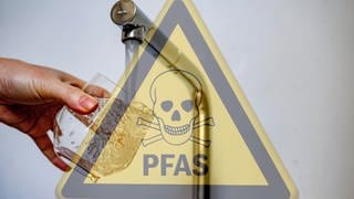 PFAS im Trinkwasser nahe des Flughafens Zweibrücken - Wasserhahn mit PFAS-Warnschild