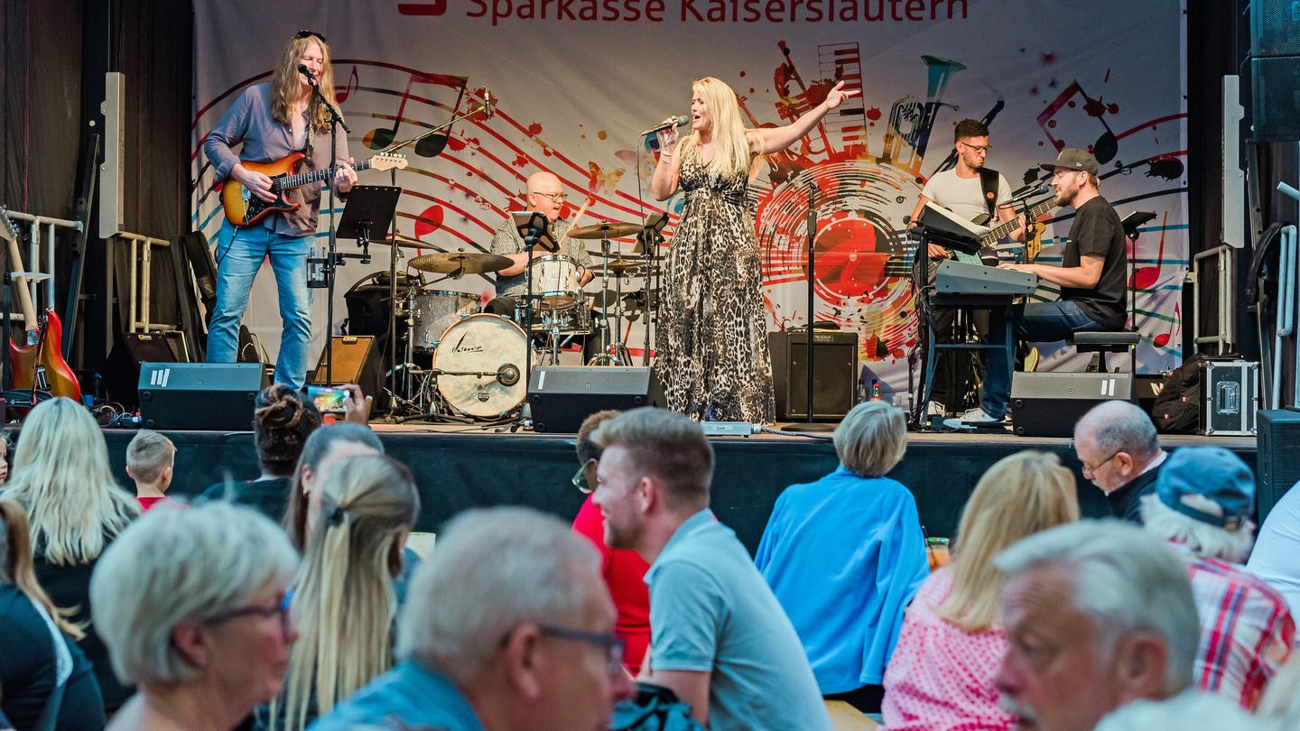 Band spielt auf Bühne bei Swinging Lautern in Kaiserslautern
