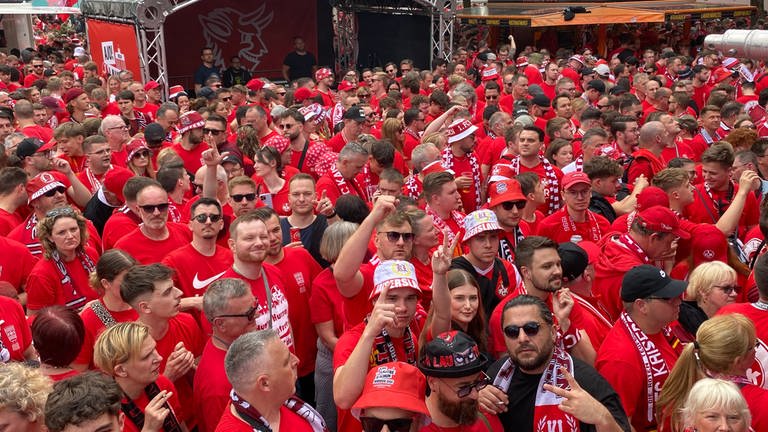 FCK-Fans in Berlin feiern vor Pokalfinale.