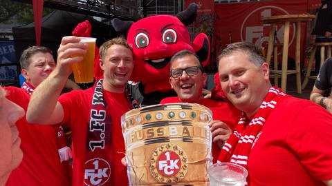 FCK-Fans in Berlin feiern vor Pokalfinale.