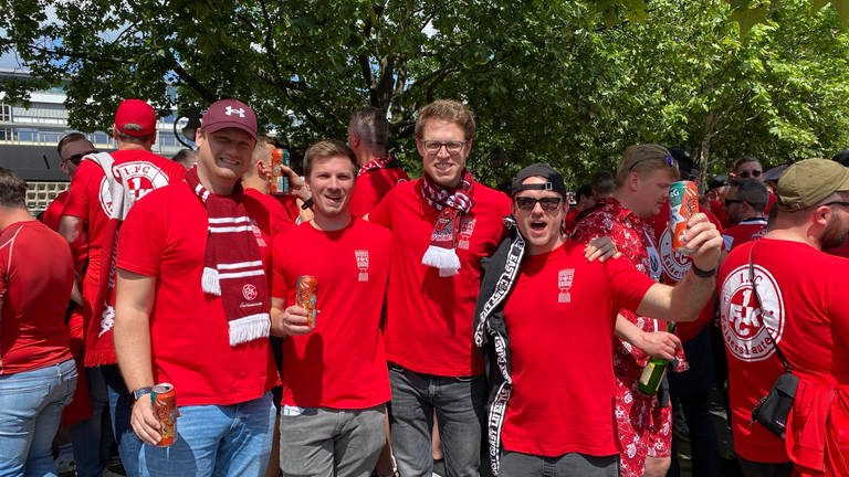 Alle in Rot: Bei den FCK-Fans ist die Vorfreude auf das DFB-Pokalfinale groß. 