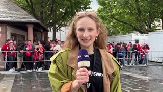 Viele FCK-Fans fiebern in Kaiserslautern mit, wie sich ihr Verein beim Pokalfinale in Berlin schlägt.