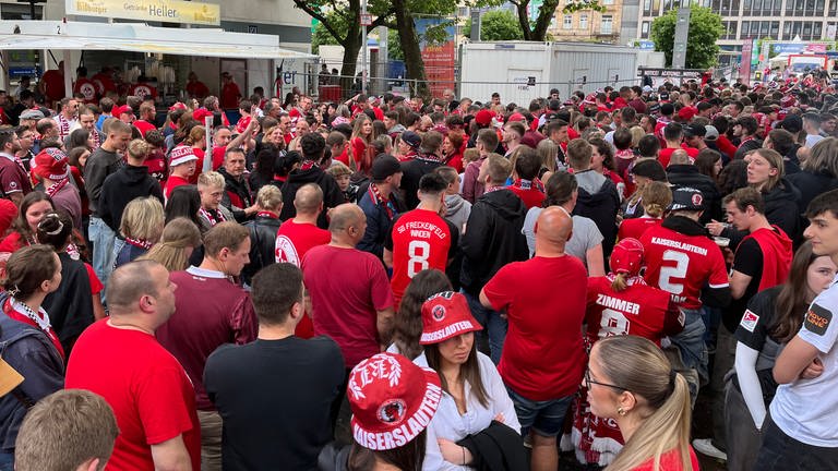 Bereits Stunden vor dem Anpfiff warten zahlreiche FCK-Fans auf den Einlass zum Stiftsplatz in Kaiserslautern. Dort findet am Abend ein Public Viewing statt. 