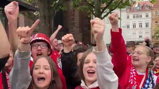 Die FCK-Fans in Kaiserslautern glauben an den Sieg ihrer Mannschaft im Pokalfinale.