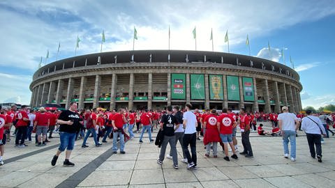Das Kribbeln nimmt zu: Die FCK-Fans vor dem Olympiastadion in Berlin.