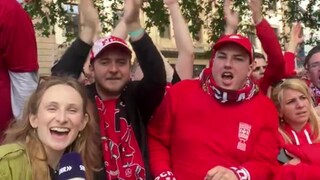 Die FCK-Fans auf dem Stiftsplatz in Kaiserslautern ermutigen ihren Verein mit dem Betze-Lied vor dem Start des Pokalfinal-Spiels.