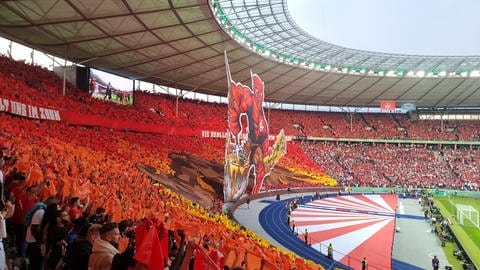 Der Teufel mit dem Pokal: Eine beeindruckende Choreo der FCK-Fans. 
