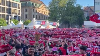 Bangen und Zittern: Zur Halbzeit sind die FCK-Fans auf dem Stiftsplatz Kaiserslautern noch hoffnungsvoll.