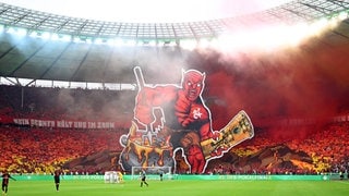 Die FCK-Fans feiern ihre Mannschaft im Berliner Olympiastadion. 