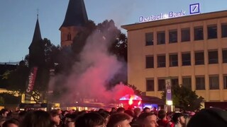 Hängende Köpfe nach dem Public Viewing in Kaiserslautern. Die FCK-Fans sind trotzdem stolz auf ihre Mannschaft.