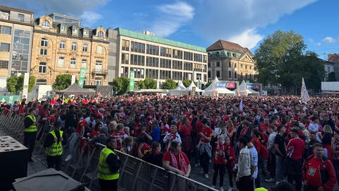 Auch am Sonntag können wieder bis zu 7.000 FCK-Fans auf dem Stiftsplatz dabei sein, wenn hier die Mannschaft empfangen wird. 