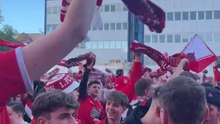 Tausende FCK-Fans haben das "Palzlied" vor Beginn des Public Viewings auf dem Stiftsplatz in Kaiserslautern angestimmt.