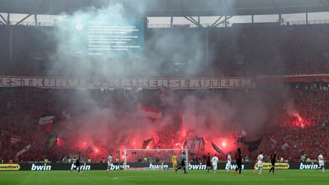 Fans des FCK haben beim Pokalfinale immer wieder Feuerwerk gezündet.