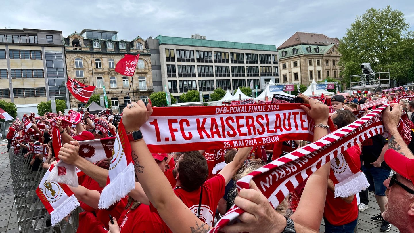 Nach dem Pokalfinale: Stolze FCK-Fans auf dem Stiftsplatz in Kaiserslautern.