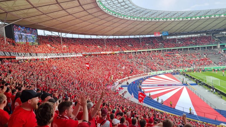Tausende FCK-Fans sind zum Pokalfinale in das Berliner Olympia-Stadion gekommen.