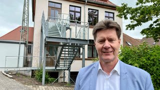 Harald Westrich vor der neuen Fluchttreppe am Bürgerhaus in Schneckenhausen. 