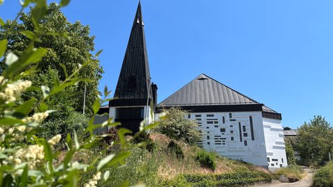 Für die Kirchengemeinden Otterbach und Erfenbach - auf dem Foto ist die protestantische Kirche in Otterbach zu sehen - soll es in Zukunft noch eine Pfarrstelle geben.