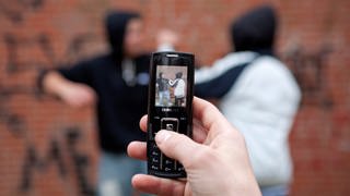 An der Mall in Kaiserslautern wurde eine Schlägerei gefilmt. Die Polizei warnt vor Verbreitung.