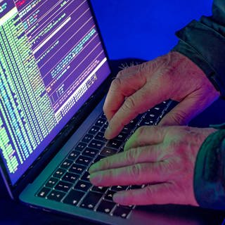 Nach Hackerangriff: Betrieb an Hochschule Kaiserslautern läuft rund - Mann sitzt vor Computer mit Daten
