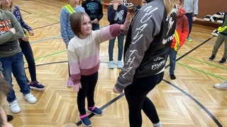 Mädchen aus der 4. Klasse der Zellertal-Schule übt sich in Selbstbehauptung für den Notfall.