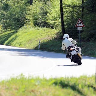 Die kurvigen Straßen bei Johanniskreuz im Westen der Pfalz ist beliebt bei Motorradfahrern.