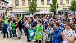 In Kaiserslautern haben etwa 150 Menschen für Klimaschutz und gegen Rechtsextremismus demonstriert.