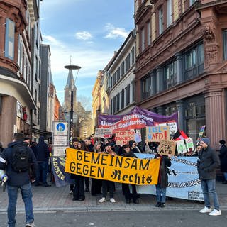 Tausende demonstrieren in Kaiserslautern gegen Rechtsextremismus.