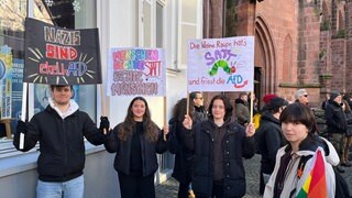 Tausende demonstrieren in Kaiserslautern gegen Rechtsextremismus.