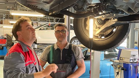 Autowerkstatt in Weilerbach - Ukrainischer Flüchtling hilft bei Reparatur eines Autos