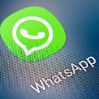 Auf dem Bildschirm eines Smartphones sieht man das Icon der App Whatsapp. 