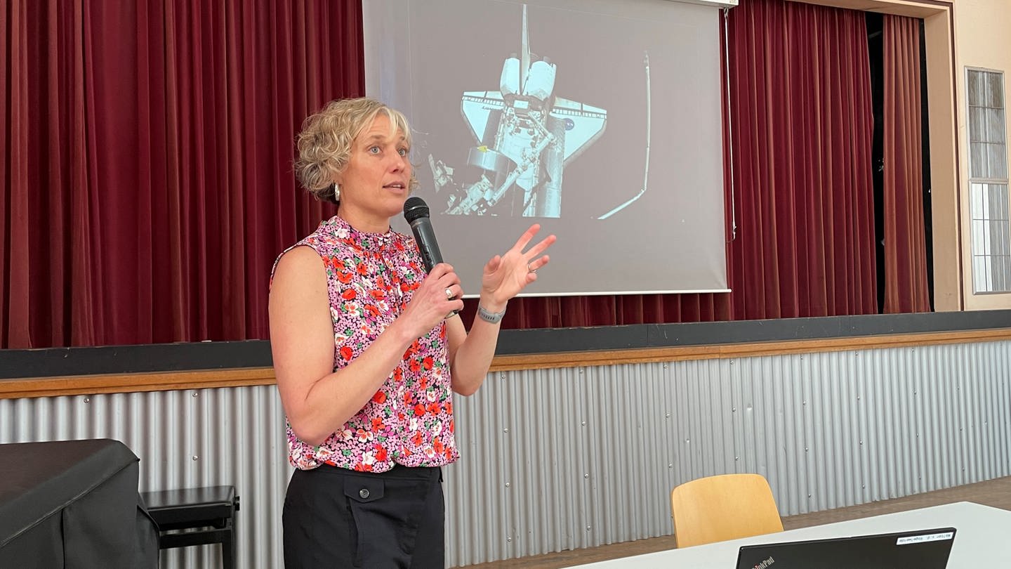 NASA-Astronautin Dorothy Metcalf-Lindenburger hat das Kaiserslauterer Burg-Gymnasium besucht, auch um Schülerinnen für den MINT-Bereich zu begeistern.