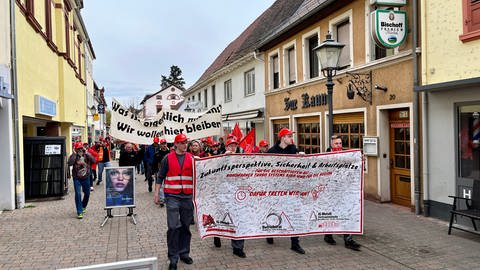 Bei einem Demonstrationszug der IG Metall haben Mitarbeitende von BorgWarner in Kirchheimbolanden ihr Unverständnis über den geplanten Stellenabbau geäußerst. 