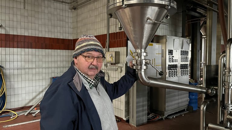 Aus den Brauereihallen in Winnweiler werden auch große Tanks ausgebaut. Auch das ist eine Aufgabe von Winfried Maier und seinem Team aus Bayern.