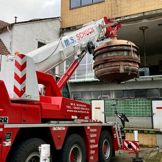 Bei der ehemaligen Bischoff-Brauerei in Winnweiler werden große Kupferkessel ausgebaut. 