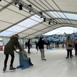 Menschen laufen Schlittschuh auf der Eisbahn in Kaiserslautern